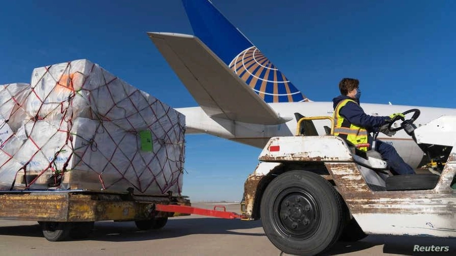 



شحنة من لقاحات كورونا خلال تفريغها في شيكاغو بأمريكا     (مكة)