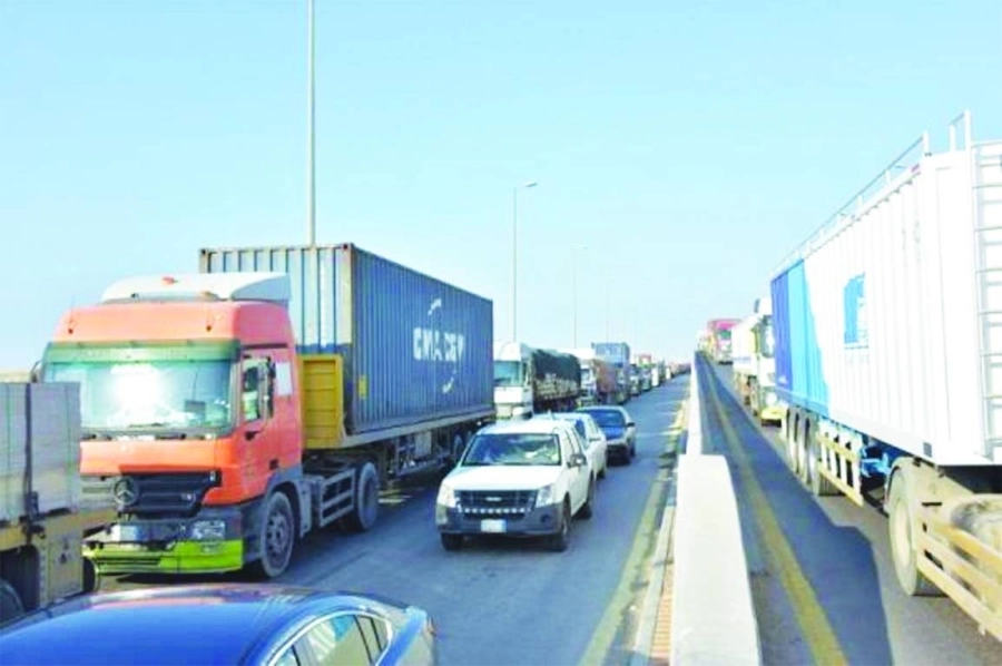 ازدحام في الطريق لميناء الملك عبدالعزيز بالدمام                      (مكة)