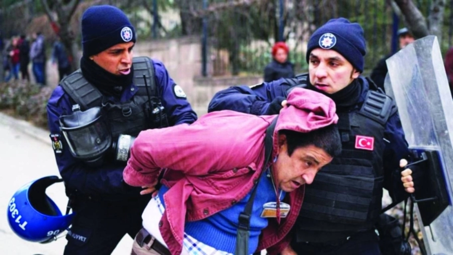 






الأمن التركي يتعامل بعنف مع أحد المواطنين