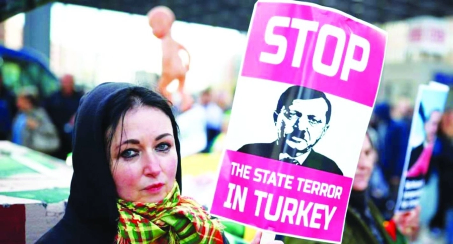 






تركية تحتج ضد إردوغان                                   (مكة)