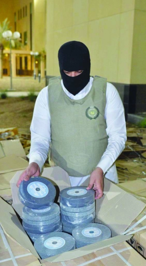 من محاولات تمرير حبوب الأمفيتامين           (مكة)