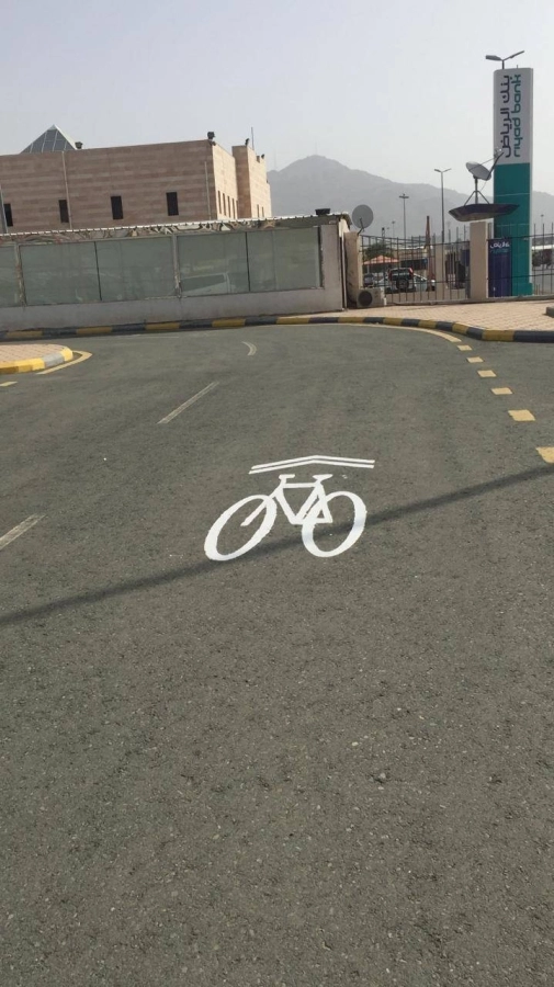 



مسار تجريبي للدراجات بأحد الطرق                        (مكة)