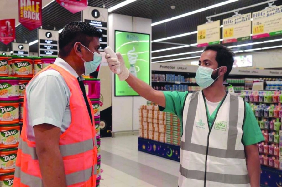 قياس حرارة العاملين بالأسواق                                                                                                                                                                          (مكة) 