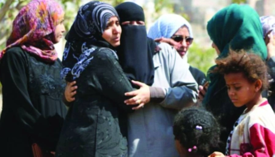 






يمنيات يبدو على وجوههن الخوف والحذر من قمع الميليشيات            (مكة)