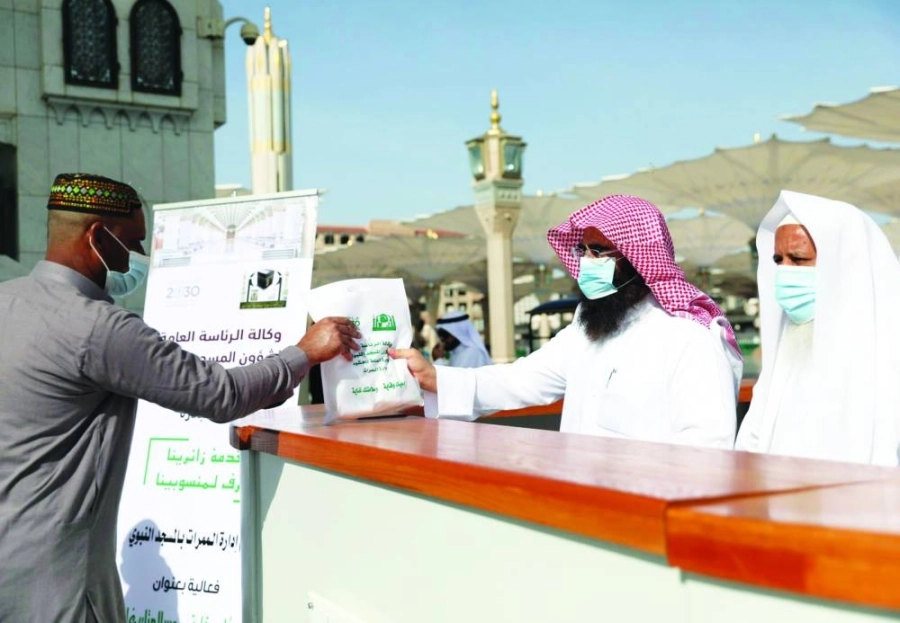 توزيع حقائب على المصلين                                                                                                                                                                              (مكة)