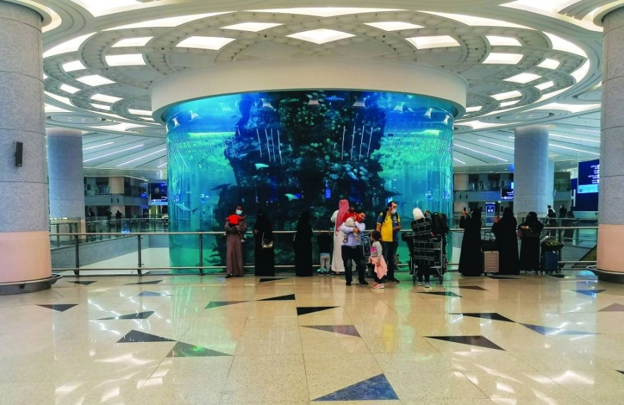 حوض أسماك مطار الملك عبدالعزيز الجديد بجدة أصبح محطة ذكرى لالتقاط الصور التذكارية من قبل المسافرين من جميع أنحاء العالم.(أنس الحارثي)