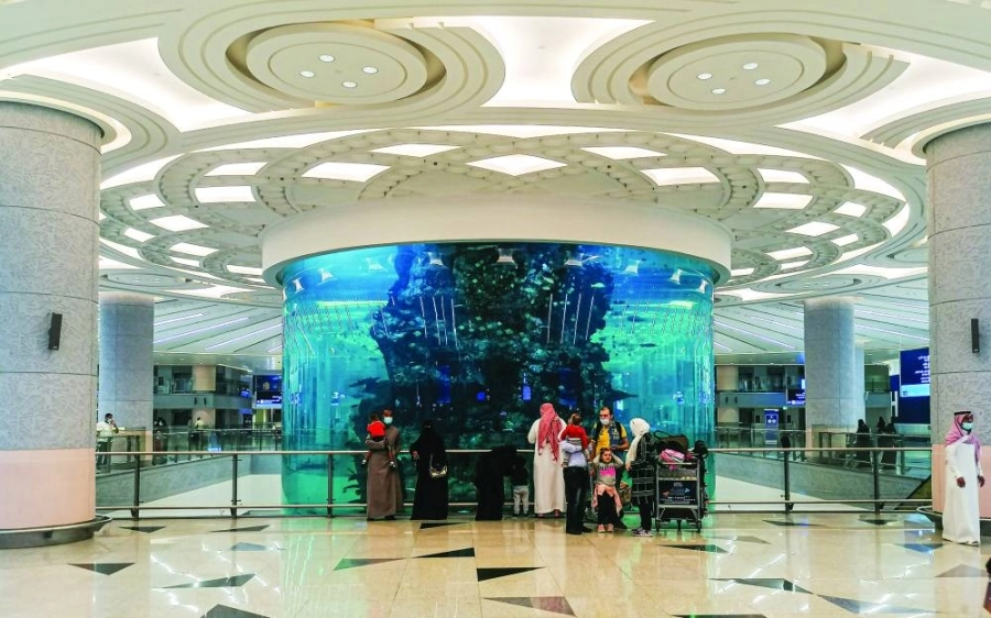 حوض أسماك مطار الملك عبدالعزيز الجديد بجدة أصبح محطة ذكرى لالتقاط الصور التذكارية من قبل المسافرين من جميع أنحاء العالم.(أنس الحارثي)