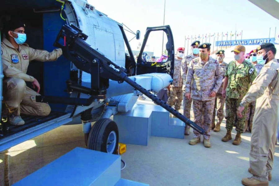 طائرات (MH-60R) العمودية القتالية متعددة المهام، التي دشنتها القوات البحرية أمس، حيث تمتلك أحدث التقنيات والمنظومات للحروب المضادة للأهداف السطحية وتحت السطحية التي تعزز الأمن البحري.