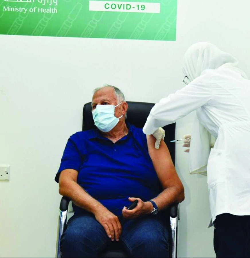 مسن يتلقى اللقاح (مكة) 