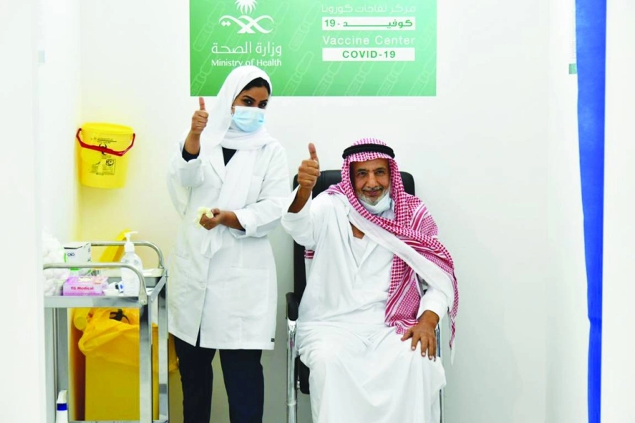 مسن يلوح بعد تلقيه اللقاح (مكة)