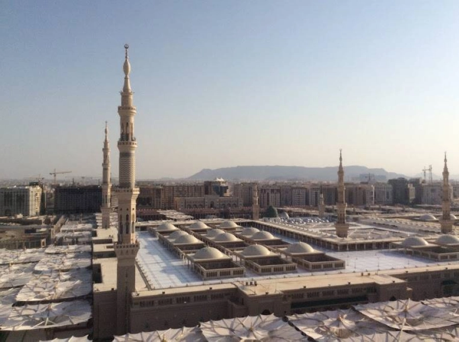القباب المتحركة تعلو سقف المسجد النبوي (مكة)