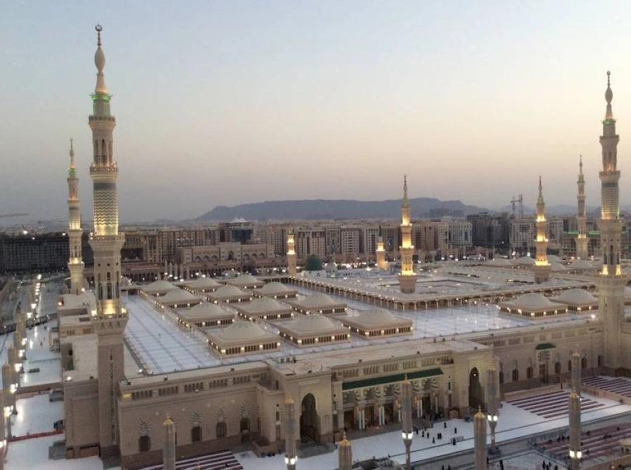 






القباب المتحركة تعلو سقف المسجد النبوي                        (مكة)