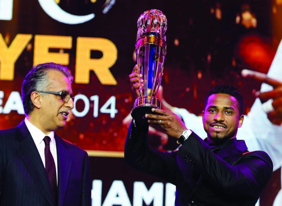 






ناصر الشمراني خلال تسلمه الجائزة                                       (مكة)