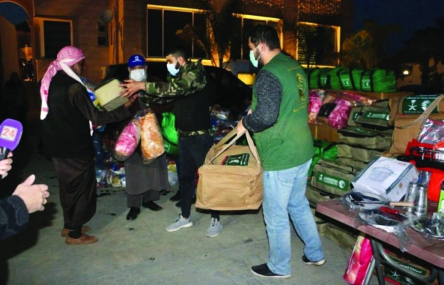 






سوريون يتسلمون مواد إغاثية                                                            (واس)