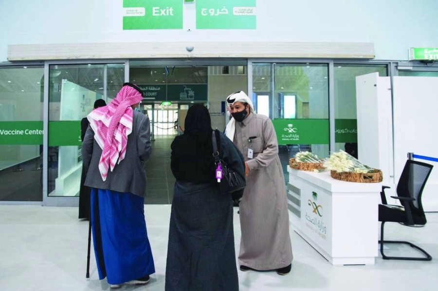 مواطن وزوجته يغادران بعد تلقي اللقاح              (مكة)