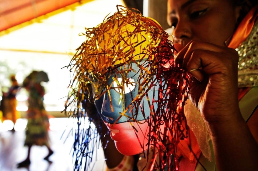 فنانون فنزويليون يرقصون وهم يرتدون أزياء خلال المهرجان الشعبي التقليدي
