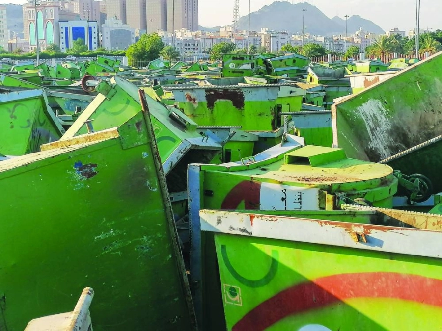 تلال من حاويات النظافة التابعة لأمانة العاصمة المقدسة في أحد أحواشها على أحد الطرق الرئيسة. (أنس الحارثي)