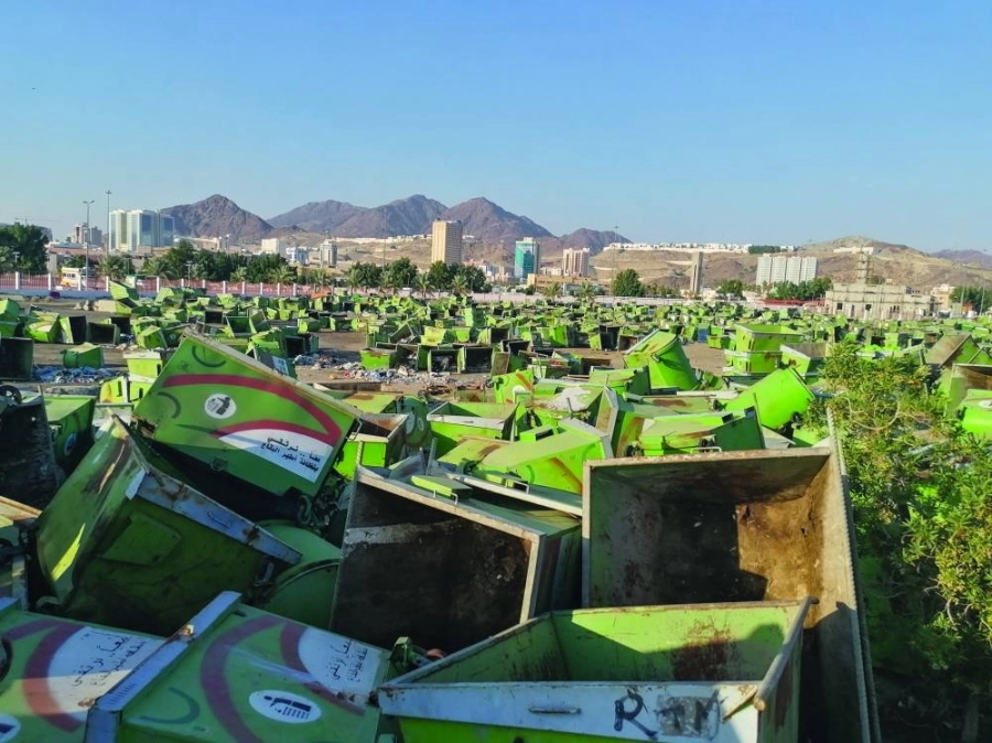 تلال من حاويات النظافة التابعة لأمانة العاصمة المقدسة في أحد أحواشها على أحد الطرق الرئيسة. (أنس الحارثي)