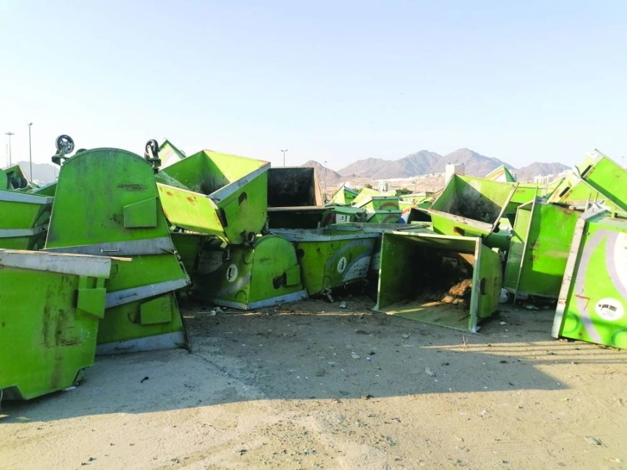 تلال من حاويات النظافة التابعة لأمانة العاصمة المقدسة في أحد أحواشها على أحد الطرق الرئيسة. (أنس الحارثي) 