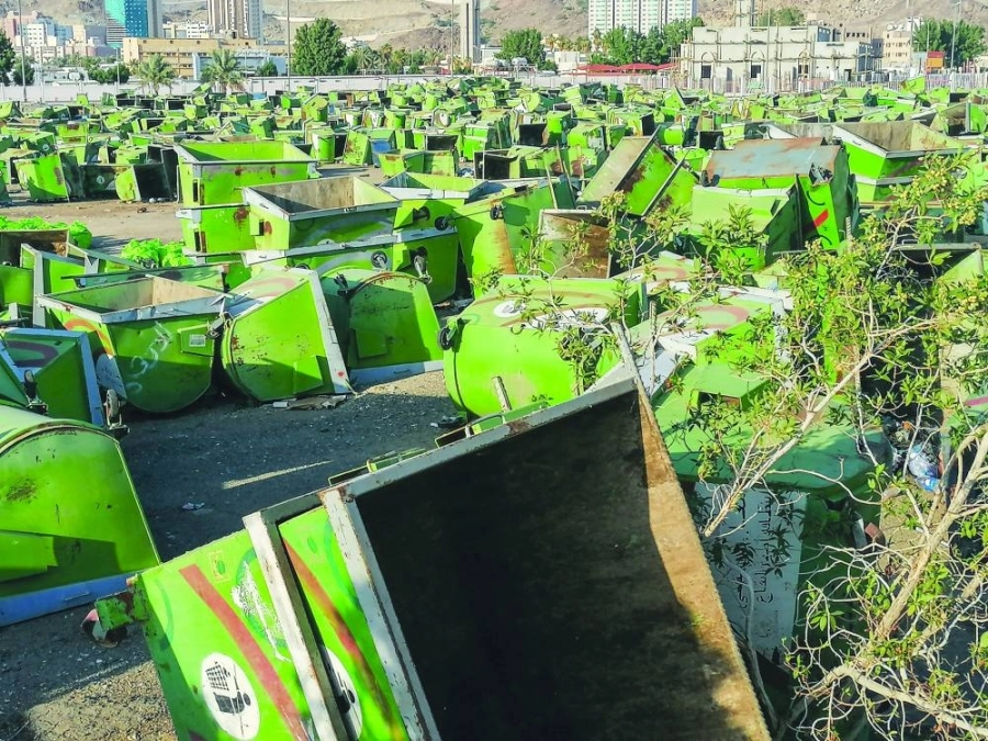 تلال من حاويات النظافة التابعة لأمانة العاصمة المقدسة في أحد أحواشها على أحد الطرق الرئيسة. (أنس الحارثي) 