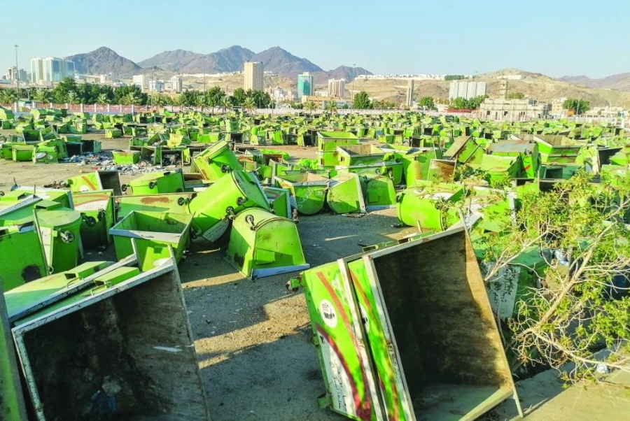 تلال من حاويات النظافة التابعة لأمانة العاصمة المقدسة في أحد أحواشها على أحد الطرق الرئيسة. (أنس الحارثي) 