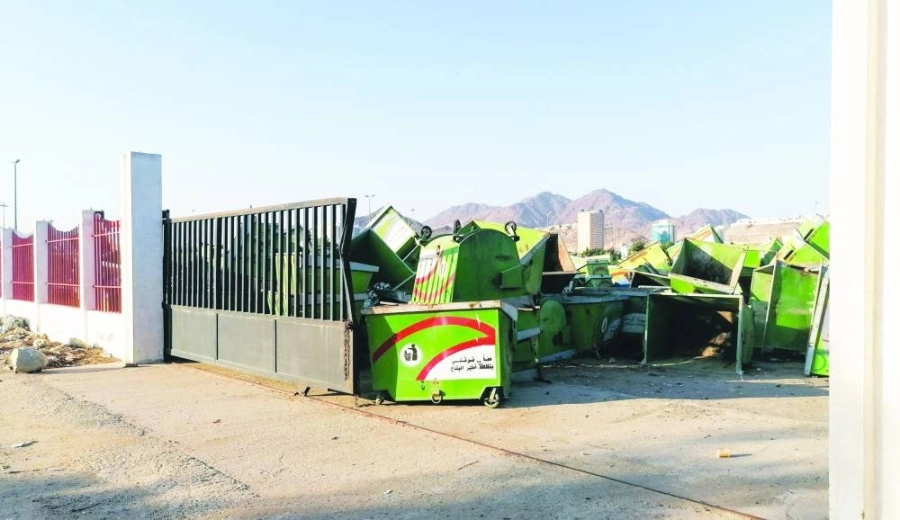 تلال من حاويات النظافة التابعة لأمانة العاصمة المقدسة في أحد أحواشها على أحد الطرق الرئيسة. (أنس الحارثي) 
