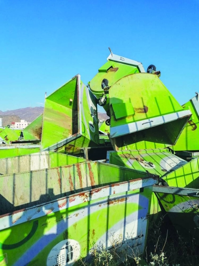 تلال من حاويات النظافة التابعة لأمانة العاصمة المقدسة في أحد أحواشها على أحد الطرق الرئيسة. (أنس الحارثي) 