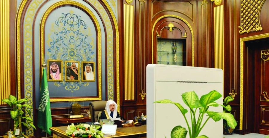 عبدالله آل الشيخ مترئسا الجلسة أمس               (مكة)