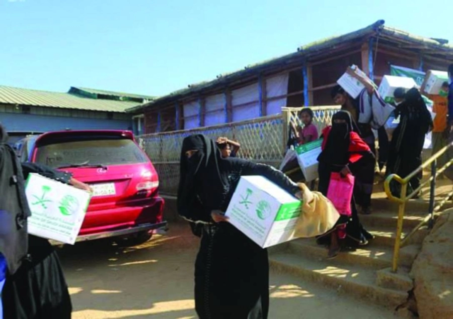 نساء من الروهينجا يتسلمن سلالا غذائية              (واس)