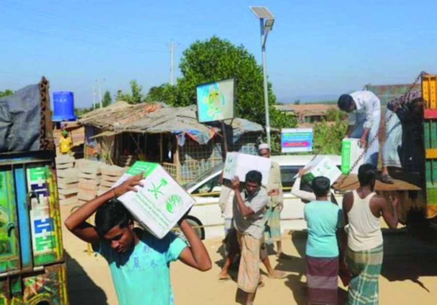 شباب يحملون سلالا للمستفيدين   (واس)