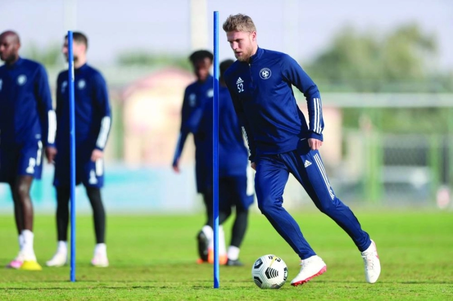 من تدريبات النصر والفيصلي استعدادا للمباراة                           (مكة)