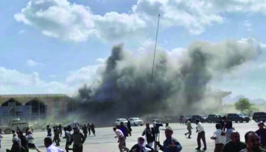 






أعمدة الدخان تتصاعد من مطار عدن الدولي                         (مكة)