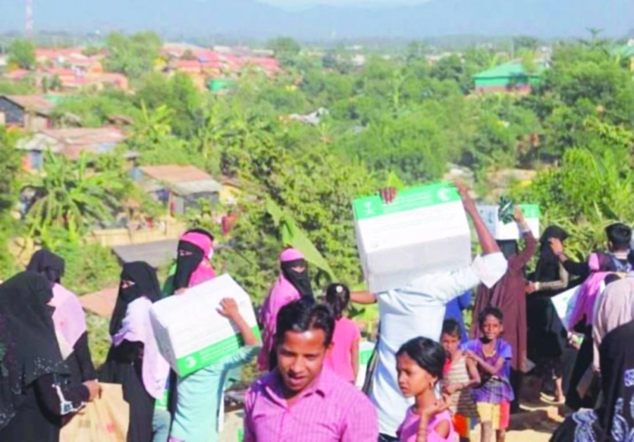 






لاجئون يتسلمون سلالا غذائية في بنجلاديش                     (واس)