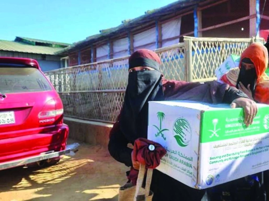 سيدة تحمل سلة غذائية (واس)