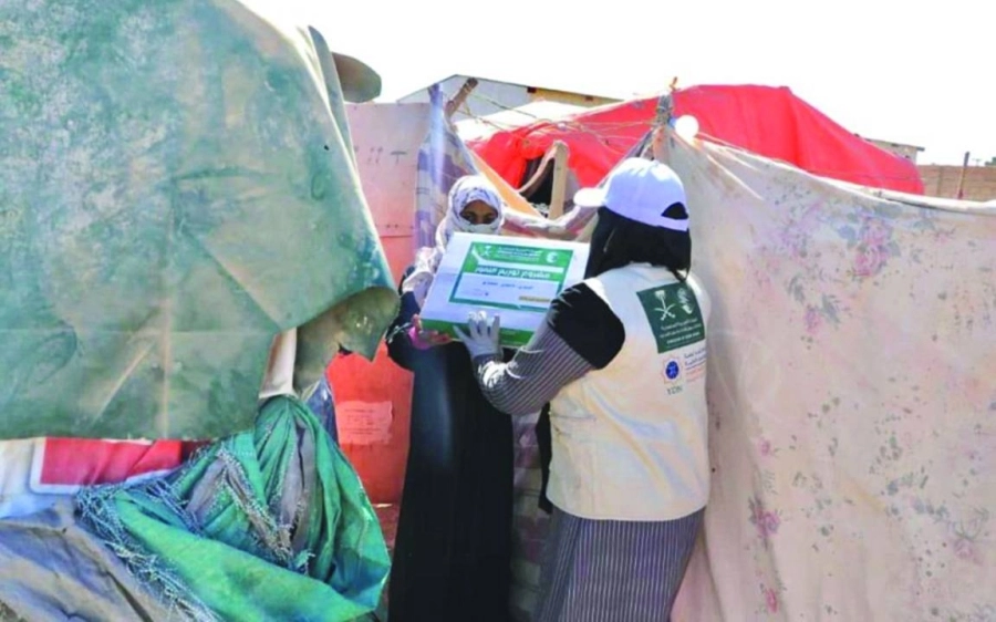 






سيدة يمنية تتسلم كرتون تمر في مأرب