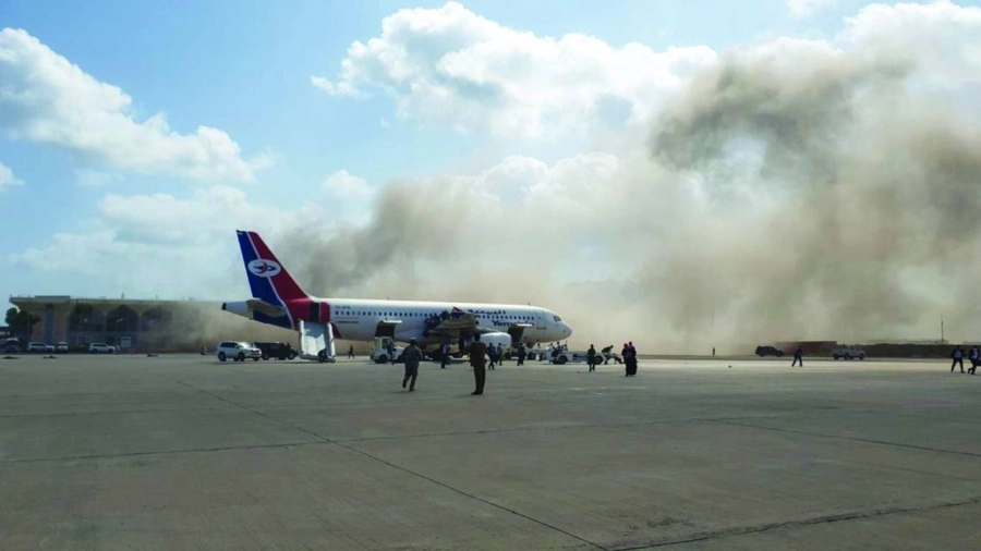 






الصواريخ تواكبت مع وصول طائرة الحكومة الجديدة                        (مكة)