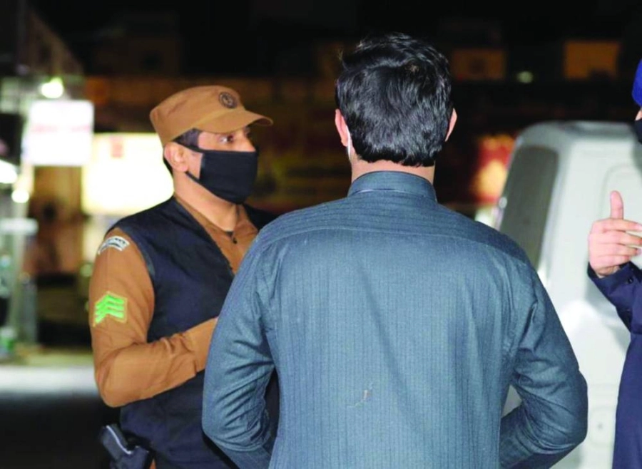 






 رجل أمن خلال الجولة