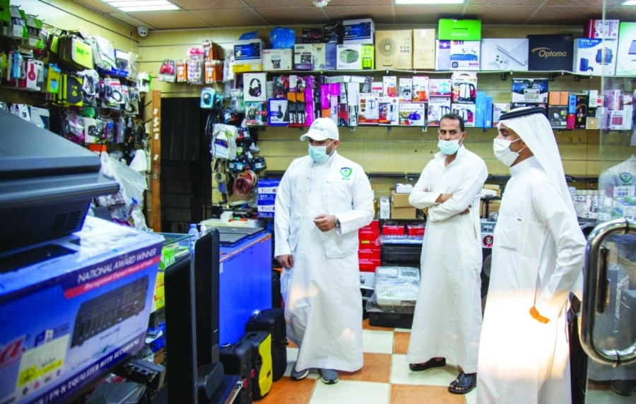 






مفتشون خلال ضبط المخالفات                                                              (ياسر بخش)