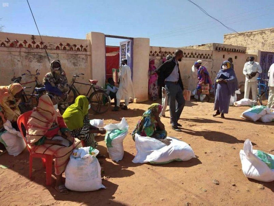 



عائلات سودانية تتسلم سلالها الغذائية من مركز الملك سلمان                   (واس)