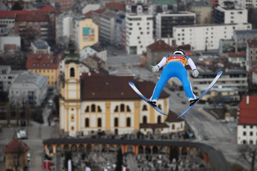 النرويجي هالفور إجنر جرانرود يلعب خلال الجولة التجريبية التأهيلية لحدث التل الكبير في بطولة فور هيلز
