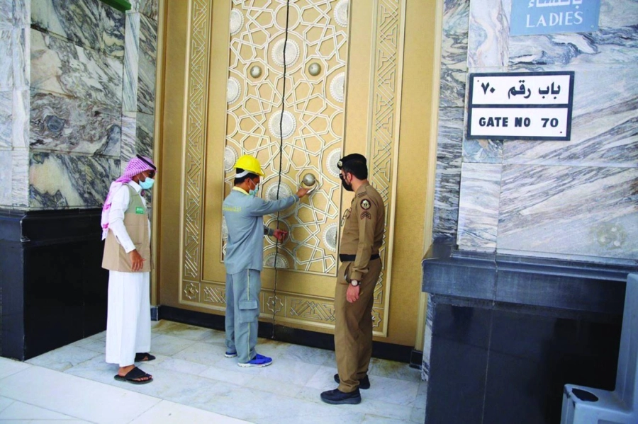 من أعمال صيانة الأبواب (مكة)