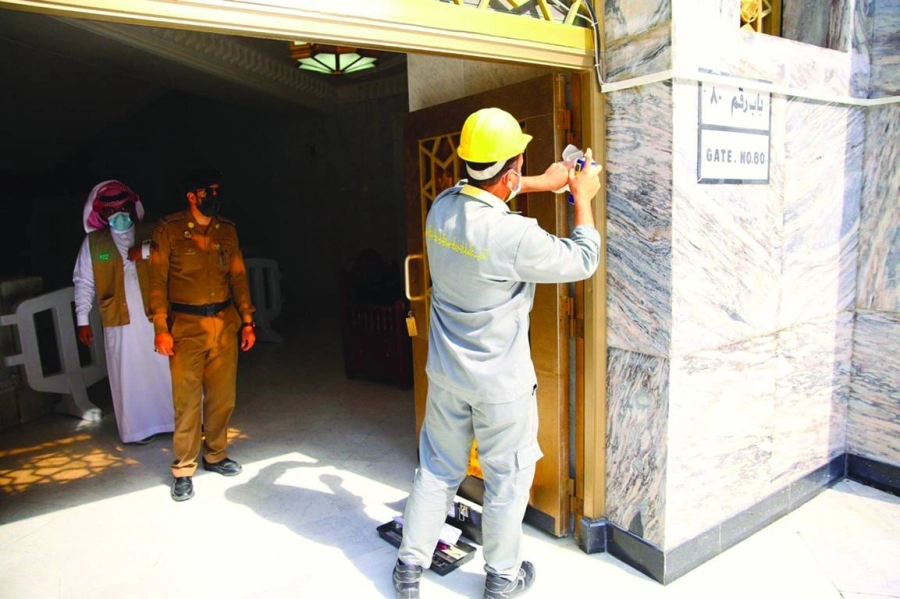 فني خلال صيانة أحد الأبواب (مكة)