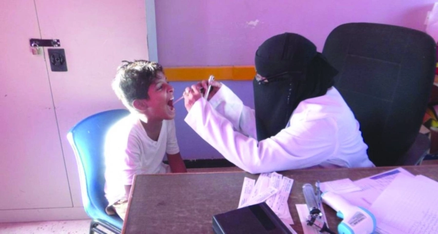 طبيبة تراجع طفلة يمنية (واس)