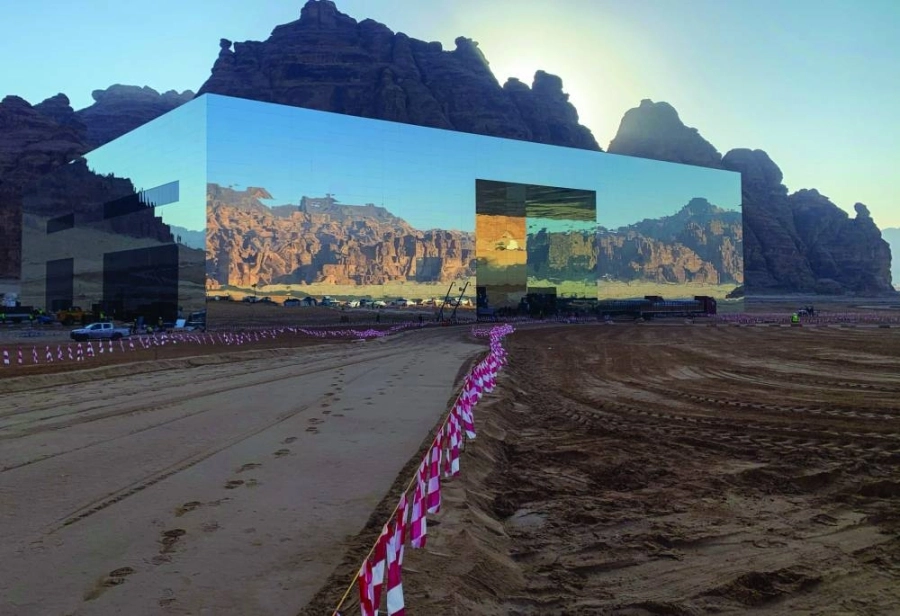 من التجهيزات في مسرح مرايا الذي يحتضن القمة الخليجية غدا (أنس الحارثي)