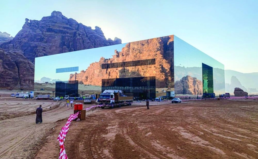 من التجهيزات في مسرح مرايا الذي يحتضن القمة الخليجية غدا (أنس الحارثي) 