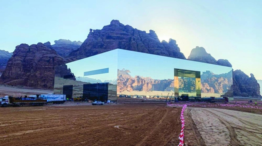 من التجهيزات في مسرح مرايا الذي يحتضن القمة الخليجية غدا (أنس الحارثي) 