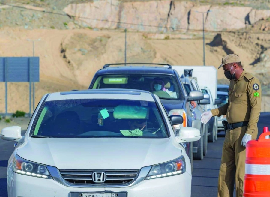 رجل خلال مراقبة تطبيق الإجراءات الاحترازية (مكة)