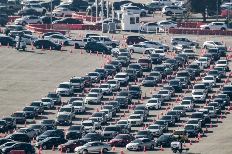 طوابير طويلة من السيارات تنتظر في موقع اختبار فيروس كورونا بساحة انتظار السيارات داخل ملعب دودجر بلوس أنجلوس في أمريكا، وموقع الاختبار هو الأكبر في الولايات المتحدة، واختبر أكثر من مليون شخص منذ افتتاحه بداية الوباء.
