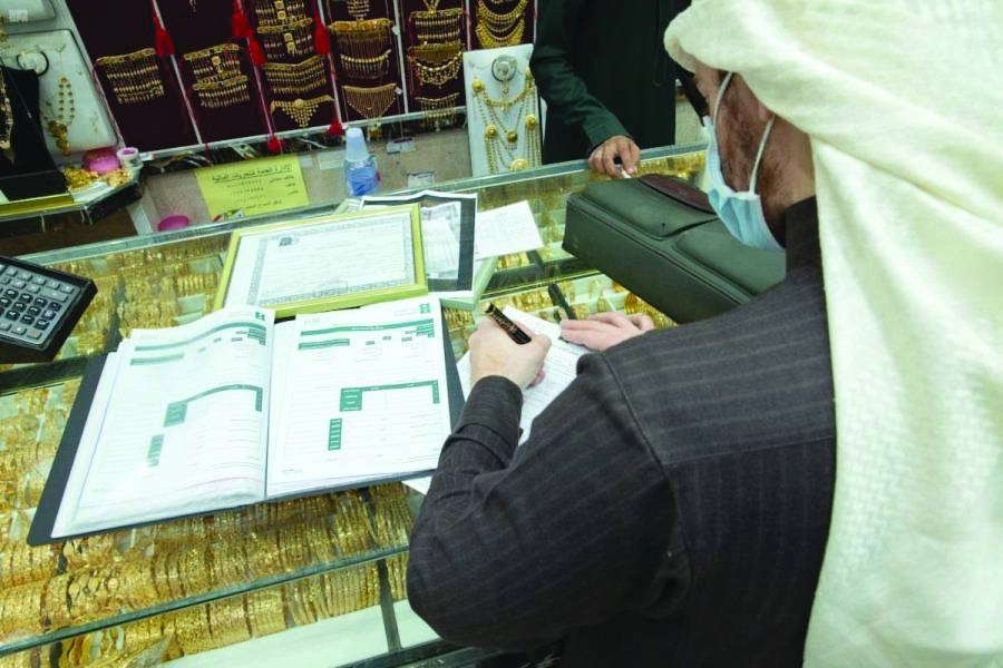 ممثل التجارة اثناء جولات على محلات الذهب