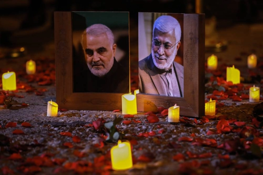 متظاهرون يرفعون صور سليماني (د ب أ)